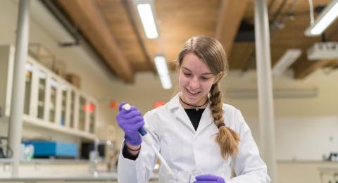 Biotechnology major Lizz Maurais ’19 conducts research in one of UNH Manchester's lab spaces