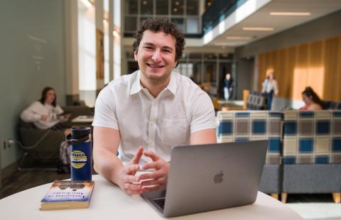 Photo of Jonathan Weinberg ’23, a public service and nonprofit leadership major at UNH Manchester